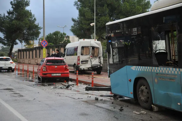 antalyada-ozel-halk-otobusu-kazasi-9-araca-carpti-5-yarali-1641978126484.jpg Antalya'da özel halk otobüsü kazası! 9 araca çarptı: 5 yaralı - 1