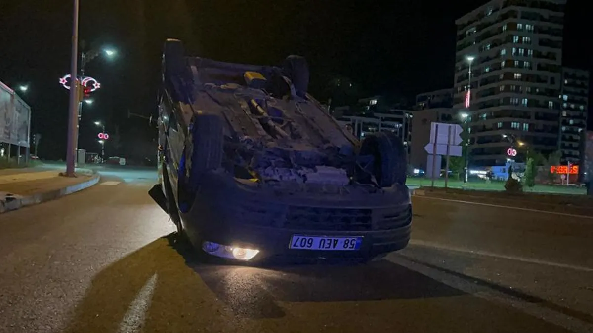 Sivas'ta feci kaza! Refüje çarpıp devrildi: Çok sayıda yaralı var