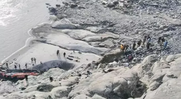 Pakistan’da yolcu otobüs vadiye düştü! En az 28 kişi hayatını kaybetti