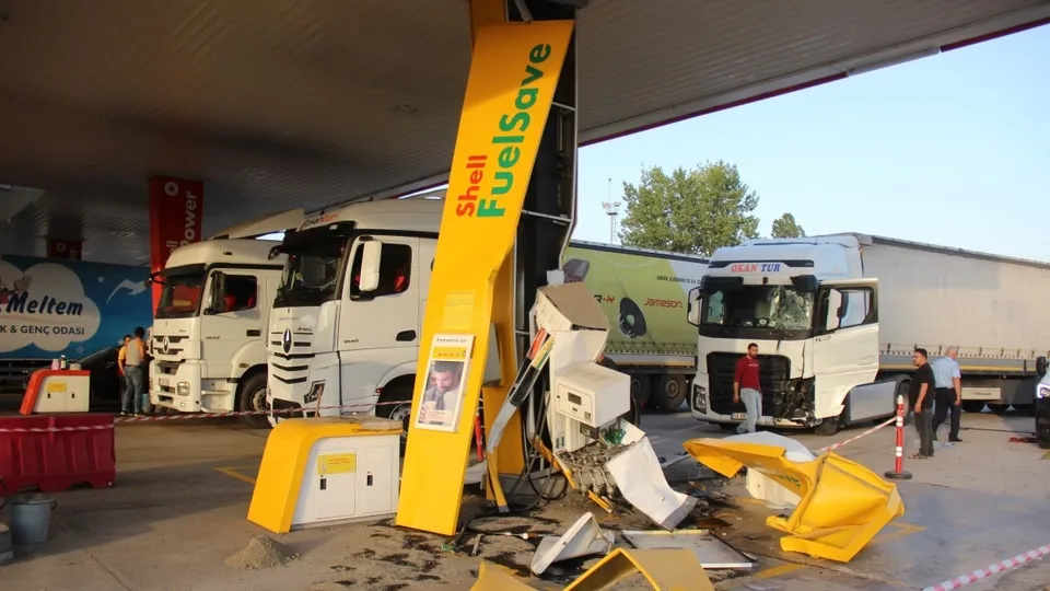 Kocaeli'de TIR akaryakıt istasyonuna daldı