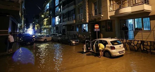 Sağanak yağış nedeniyle İzmir’de evler sular altında kaldı