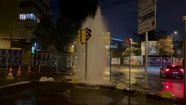 1698885984825.jpeg Kadıköy’de su borusu patladı! İBB’nin vurdumduymazlığı: Su 5 saat boyunca cadde ve sokaklara aktı - 4
