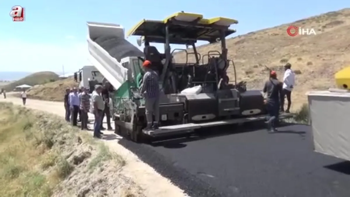 Muş’ta sıcak asfalt mesaisi kamerada
