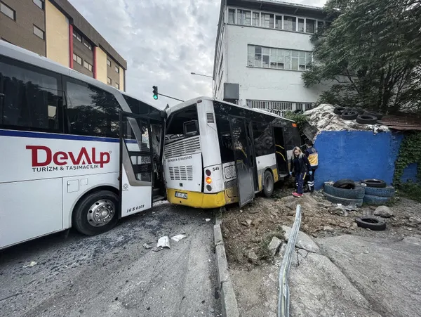 feci-kaza-bursada-servis-araci-ile-ozel-halk-otobusu-carpisti-1684128823529.jpg Feci kaza! Bursa'da servis aracı ile özel halk otobüsü çarpıştı - 3