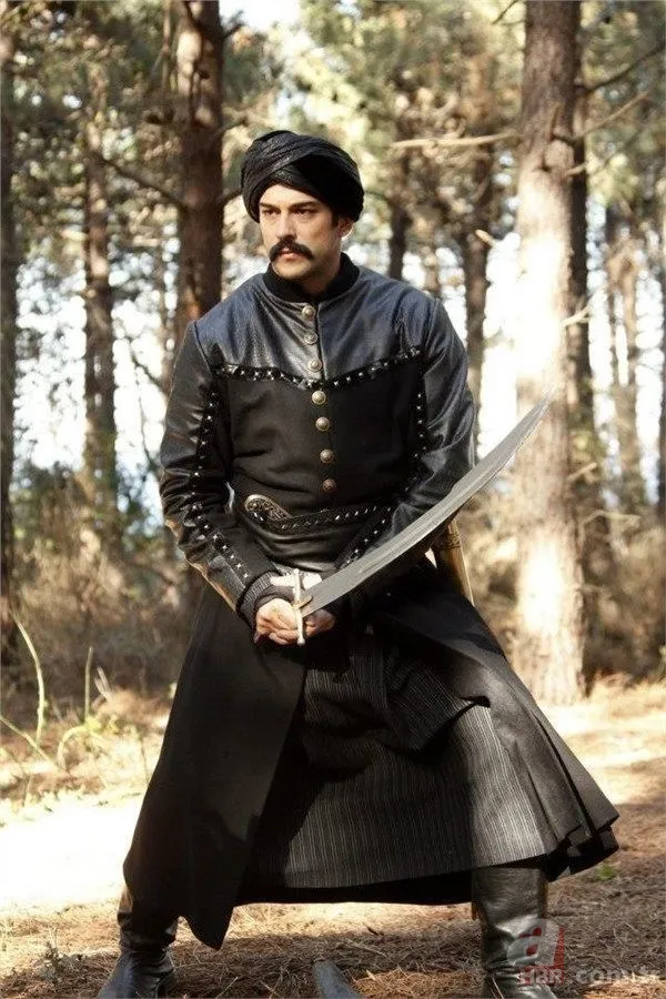 Diriliş Osman dizisinin yıldızı Burak Özçivit çalışmalara devam ediyor! İşte o fotoğraflar 6