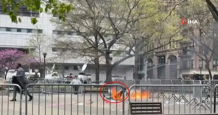 1713558171212.jpg Trump’ın yargılandığı mahkemenin önünde kan donduran anlar! Bir kişi kendini diri diri yaktı - 6