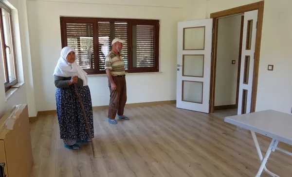 marmaristeki-orman-yangininda-evleri-kule-donen-aile-yeni-evlerine-kavusuyorlar-1630918528380.jpg Marmaris’teki orman yangınında evleri küle dönen aile yeni evlerine kavuşuyorlar - 4