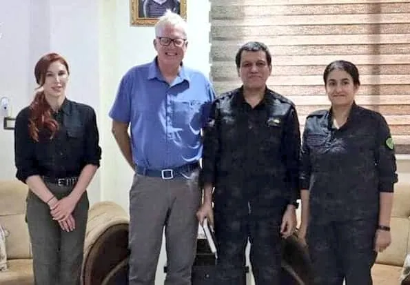 Sözde NATO müttefiki ABD terör örgütü PKK’ya desteğini sürdürüyor! Eski ABD Savunma Bakanı Miller PKK’lı terörist Mazlum ile yan yana poz kesti