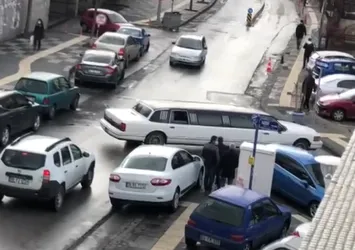 Dar sokakta limuzin sürücüsünün zor anları