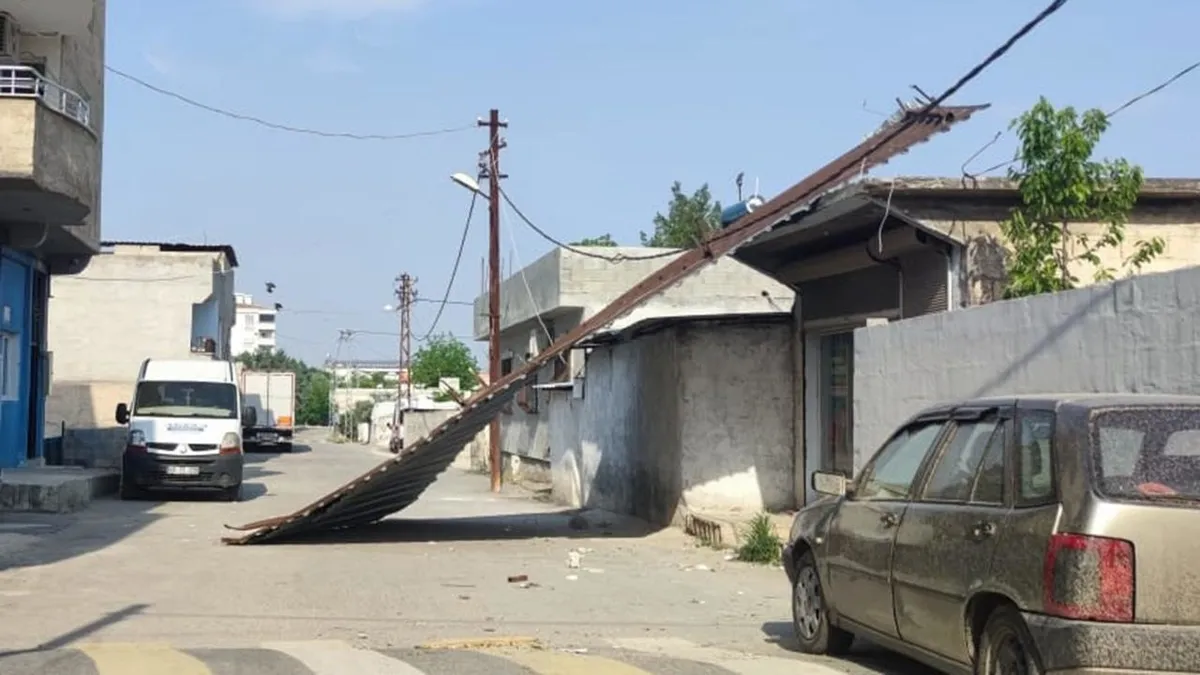 Gaziantep'i fırtına vurdu! Bazı evlerin çatısı hasar gördü
