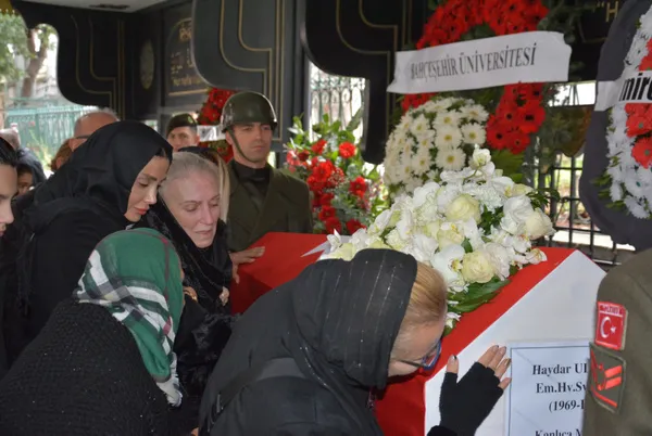 Özge Ulusoy’un babası son yolculuğuna uğurlandı! Ayakta durmakta güçlük çekti