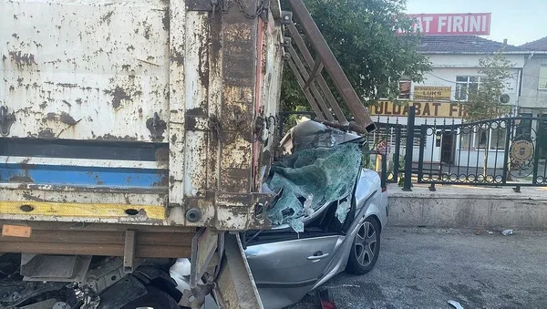 1691390955773.jpeg Bursa'da feci kaza! Kontrolden çıktı park halindeki TIR'a çarptı: 4 ölü, 2 yaralı - 3