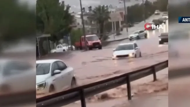 Antalya Kaş’ta sel! Caddeler suyla doldu