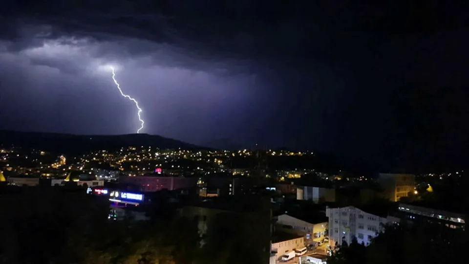 Karabük'te korkutan olay! Geceyi böyle aydınlattı