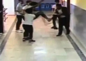 Okul koridorunda dehşet dolu anlar!