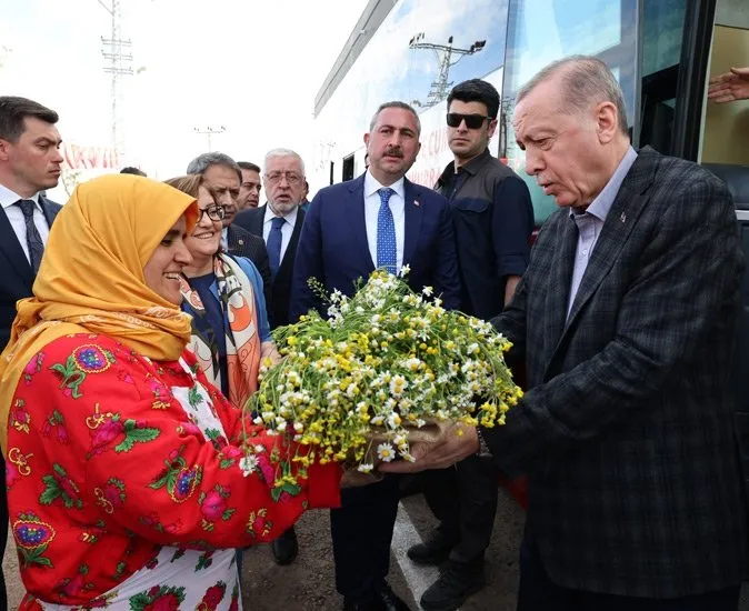 Başkan Erdoğan Gaziantep’te köy evinde vatandaşlarla bir araya geldi
