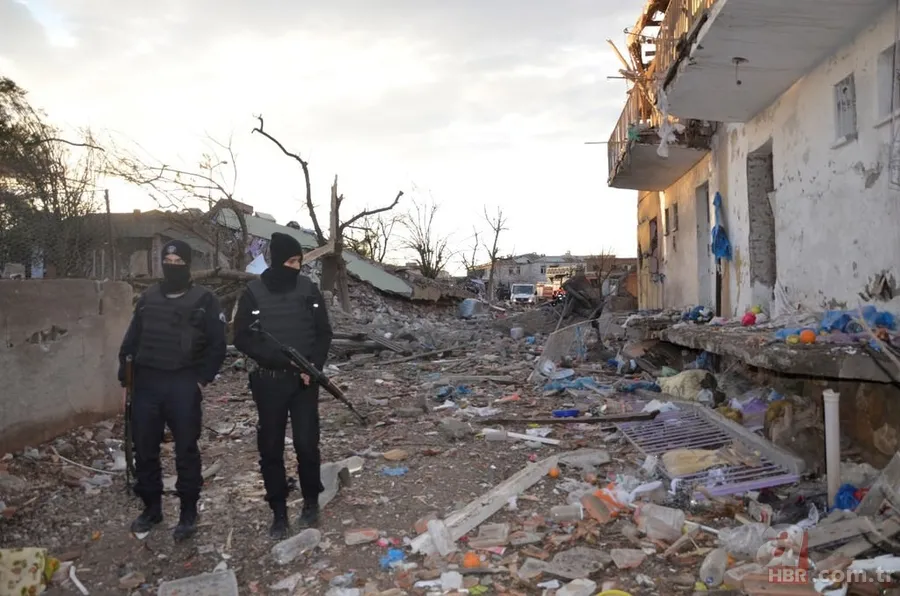 Diyarbakır'daki terör saldırısından ilk kareler 11