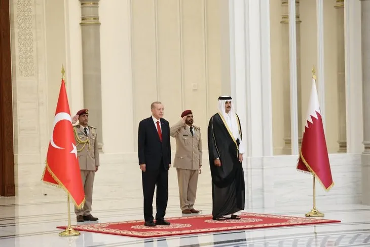 Başkan Erdoğan Katar’da resmi törenle karşılandı! Erdoğan Katar Şeyhi Al Sani’ye Togg hediye etti