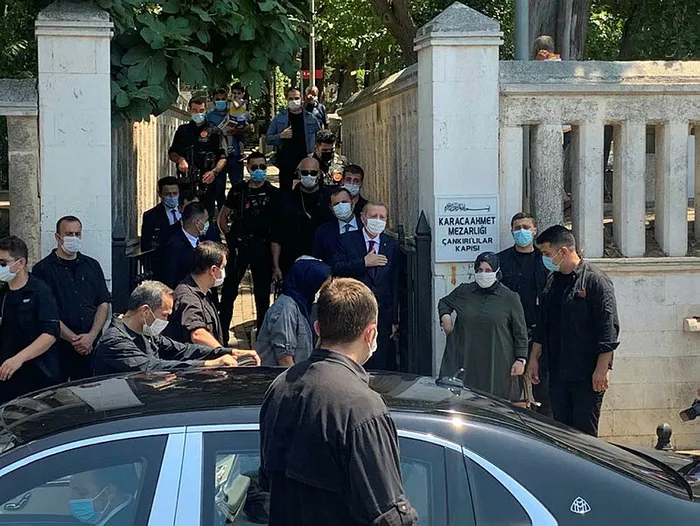 Son dakika: Anne ve babasının kabirlerini ziyaret eden Başkan Erdoğan bayram uyarısı - 1