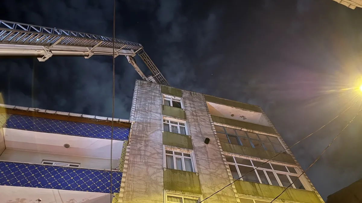 Küçükçekmece'de 7 katlı binanın çatısında korkutan yangın