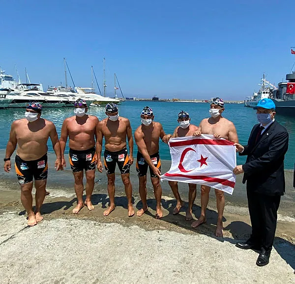 Eski Bakan Tüzmen ile 5 sporcu Mersin'den KKTC'ye yüzerek bayrak taşıdı - 2