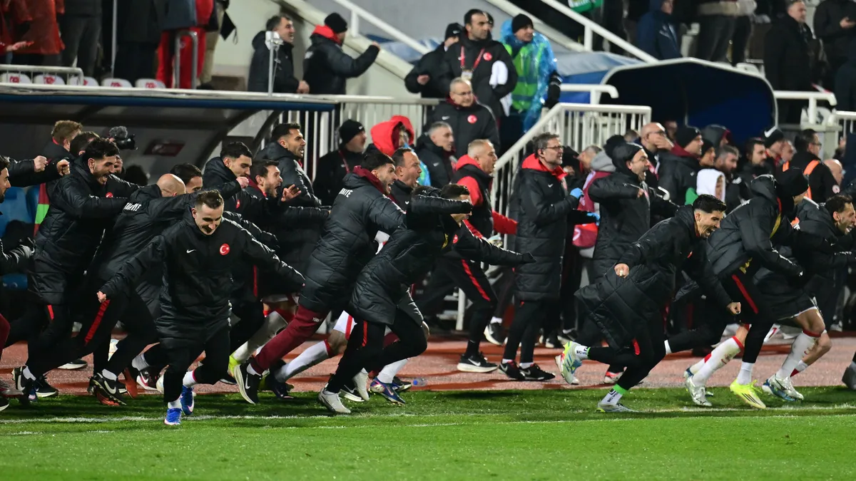 Bizim çocuklar tarih yazdı! Bayrağını alan sokaklara döküldü: İşte yurttan kareler...