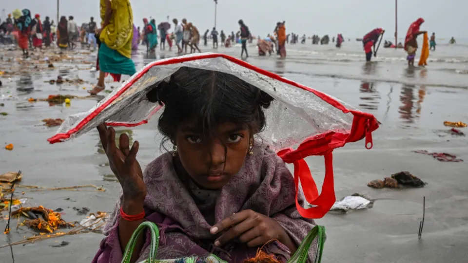 Magh Mela Festivali koronaya rağmen iptal edilmedi! Binlerce Hindü Ganj Nehri'ne girdi