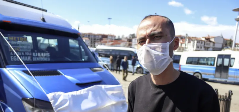 Koronavirüse karşı dolmuşuna maske takan Ankaralı