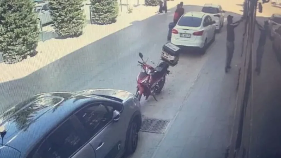 Niğde’de kafeye silahlı saldırı kamerada