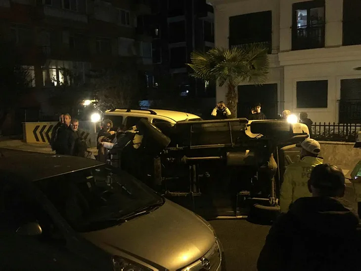 kadikoyde-akil-almaz-kaza-esinin-park-etmesini-begenmedi-kaza-yapti-1576077624723.jpg Kadıköy'de akıl almaz kaza! Eşinin park etmesini beğenmedi, kaza yaptı - 2
