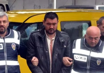 Yemeğin salçasına kızıp karısını doğradı