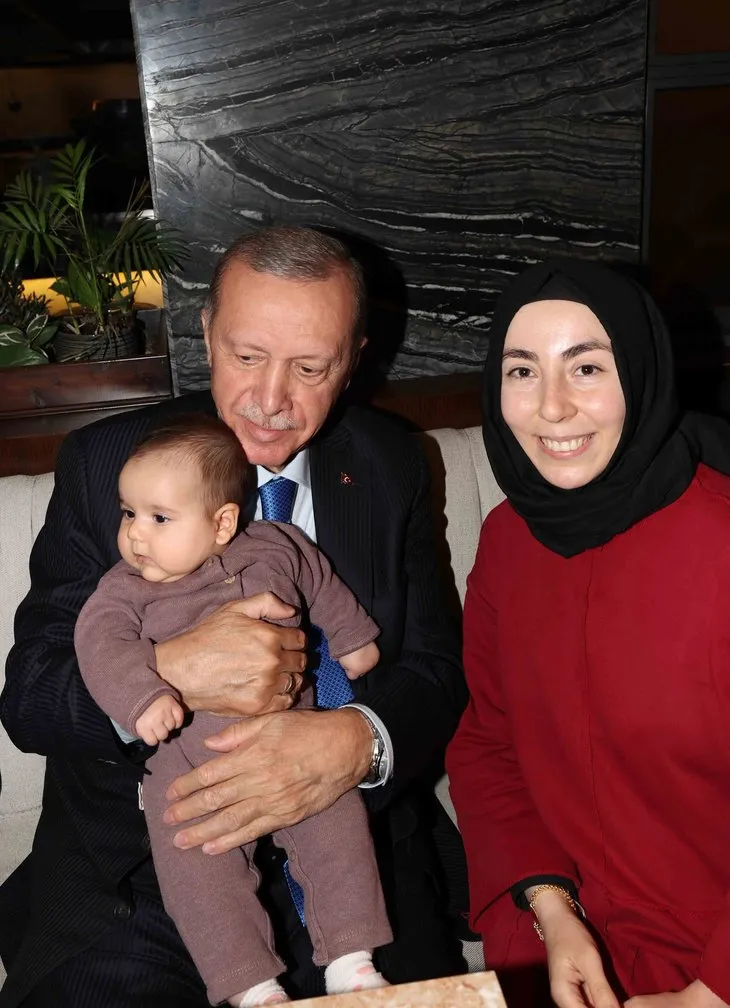 Başkan Recep Tayyip Erdoğan’dan bir kafeye sürpriz ziyeret! Gençlerle sohbet etti
