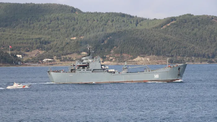 Rus savaş gemisi 'Orsk' Çanakkale Boğazı'ndan geçti - 3