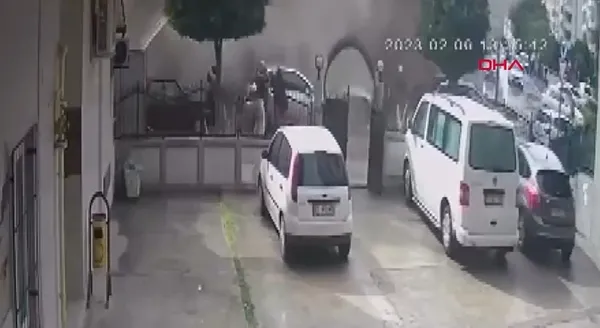 1675884301696.jpg Depreme ilişkin yeni görüntü! Bir anda tuzla buz oldu! Caddeden geçen otomobiller binanın altında kaldı... - 3