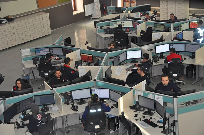 kargosunu-merak-eden-de-yuregi-yanan-da-112yi-aradi-1736499794241.jpeg 112 Acil Çağrı Merkezi'ne gelen çağrıların yüzde 70'i gereksiz aramalar ve asılsız ihbarlardan oluştu.