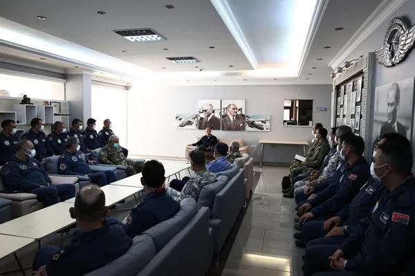 Son dakika: Yeni uçuş eğitim yılı başladı! Milli Savunma Bakanı Hulusi Akar kokpitte