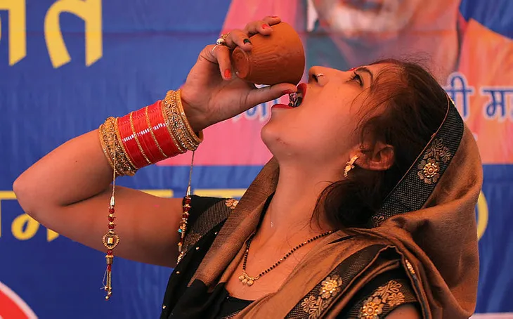 Hindistan halkı koronavirüsten korunmak için inek idrarı içti!