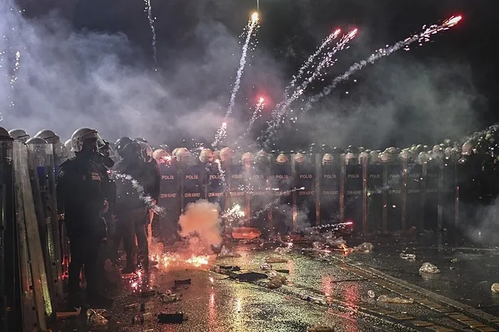 ekrem-imamoglu-ny-timesa-agladi-abd-ve-bati-destek-olmadi-1743153186630.jpeg Ekrem İmamoğlu ayrıca sokak provokasyonlarına da sahip çıkarken, olayların ʺmeydan okumaʺ olduğunu iddia etti. (AA)