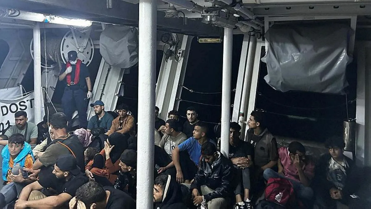 İzmir açıklarında 196 düzensiz göçmen yakalandı