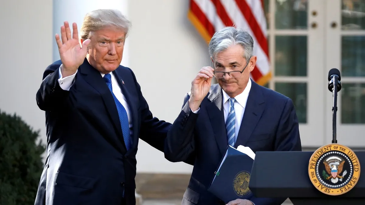 ABD Başkanı Trump'tan Powell'e sert sözler: Hiçbir fikri olmayan bir aptal