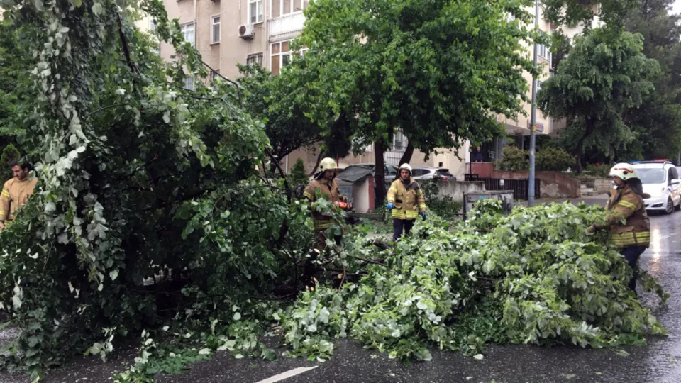 Son dakika: İstanbul Kadıköy'de fırtına ortalığı savaş alanına çevirdi! O anlar kamerada |Video