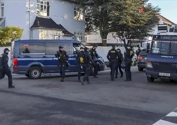 Hadsizliklerin ardı arkası kesilmiyor! İslam düşmanı Danimarka'da Türk Büyükelçiliği önünde Kur'an-ı Kerim'e yeni saldırı