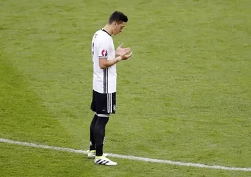 Mesut Özil en güzel golünü ırkçılığa attı