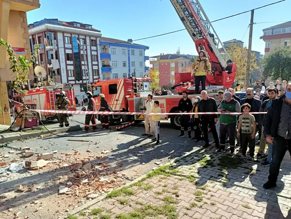 son-dakika-istanbulda-5-katli-binada-patlama-cok-sayida-ekip-sevk-edildi-1636109050494.jpg Sultangazi'de feci olay! İntihar etmek için mahalleyi savaş alanına çevirdi - 2