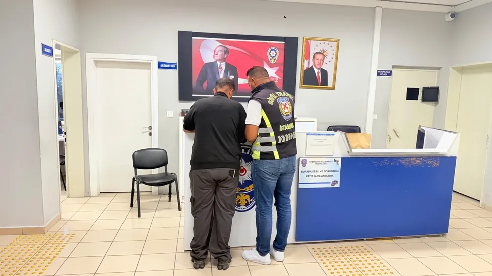 1789830787360.jpg Ambulansa dakikalarca yol vermedi! Trafik magandasına ceza yağdı - 2