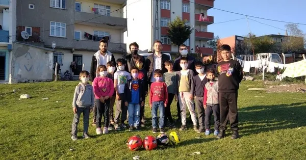Arnavutköy Gençlik Meclisi üyelerinden hindiye futbol öğreten miniklere sürpriz - 2