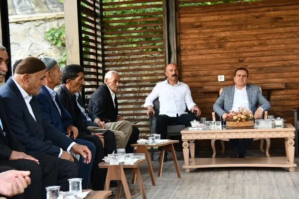 husumetli-aileleri-hakkari-valisi-baristirdi-1657821565902.jpg Husumetli aileleri Hakkari Valisi barıştırdı - 3