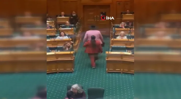 Parlamento toplantısında dans etti! Böyle atıldı - 4
