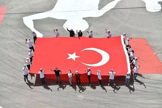 19 Mayıs’ta gençlerden rekor: Dünyanın en büyük resmini çizdiler - 3
