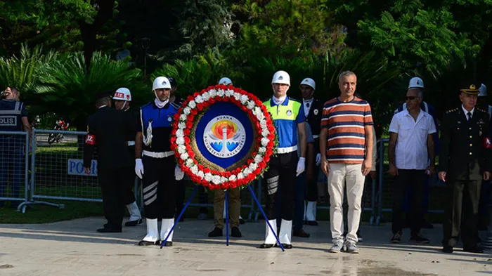 Adana'da Zafer Bayramı töreninde çelenk krizi! CHP'li başkan geç kalınca... - 2